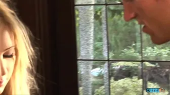 Laiha blondi, jolla on tekotissit