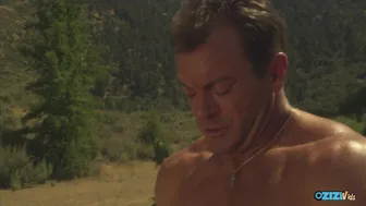 Ο θρύλος του Motocross ενεργοποιεί τη μηχανή για να απολαύσει ένα ψεύτικο μπουρδέλο