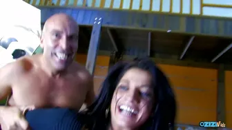 Søt tenåring jente på butikken forfører den skallede fyren i en vill fuck