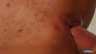 Stor-ass rød tenåring hopper i en hard reir, dype svelg etter blowjob