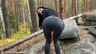 Svarthårig tonåring suger killen djupt i skogen och knullar honom vild