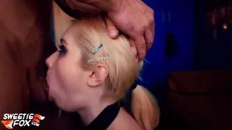 Aranyos tini nyálkás mélytorok szopása teliszájjal élvezettel közelről