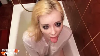 Blondi teini, jolla on sormet suihkun alla ja joka nielee kattilan syvälle