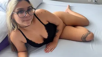 Angry adolescent stepsisters commençant une entreprise familiale de recherche d'argent avec Kaia Martin