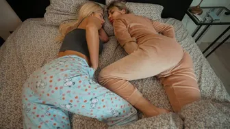 Τα Απαγορευμένα Όνειρα των Αδελφών Μόστοχα - Τζένι Λουξ και τα Καυτά Τρία του Έμα Κάρτερ