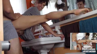 Baby-sitter mi cattura nel bel mezzo di succhiare e mi aiuta a godere