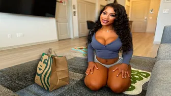 Sto tradendo la mia ragazza con la ragazza accanto con le tette grosse