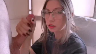 Il pigra gamer teen succhia il piatto e mette una spina nel petto