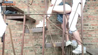 Ruské dospievajúce dievča vyzdvihnú na ulici, vyjebané v najbližšom vraku