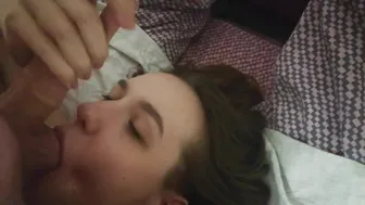 Ο χαριτωμένος έφηβος κάθισε στο πρόσωπό μου για να γλείψει τα μπαλάκια του και να ψεκάσει στο πρόσωπό του