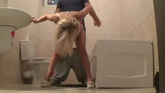 Reggeli vécéjáték a mostoha anyával és lépfiával