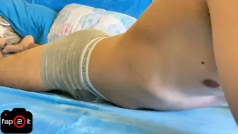 Ela esfrega-a como uma cama quente, geme palavrões sujos e depois borrifa-lhe as cuecas