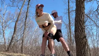 Nästan fånga en varm milf i naturen medan du vandrar