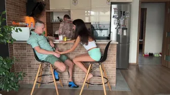 Perra infiel chupa la polla de su mejor amigo