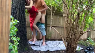 Najstnica je jahala odejo in prosila za drevo