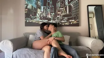 A mostoha nővéremmel egyedül ébredtünk otthon, megdugtam a nappaliban