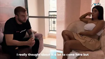 Ik ga mijn maat zijn bedriegende vrouw verraden, en dan gaan we neuken in zijn woonkamer (milf)