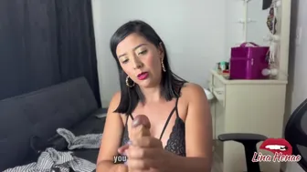 Hot stiefmoeder slaat haar stiefzoon's lul uit met haar grote tieten terwijl het geniet