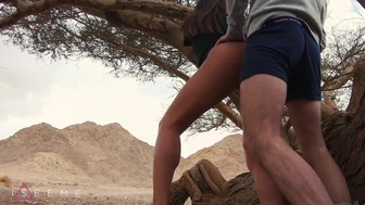 年轻业余情侣在户外做爱