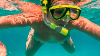 Nude avventure di nuoto sulla spiaggia pubblica - guarda le mie avventure calde!