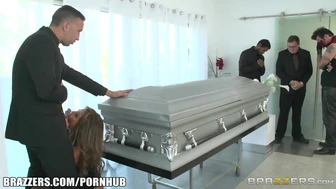 ¿Qué tal un ataúd? - Brazzers