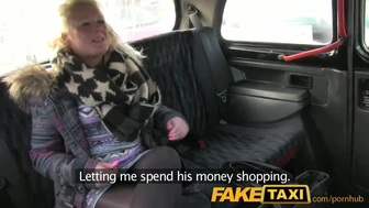 FakeTaxi - o fată tânără suge un șofer de taxi bătrân