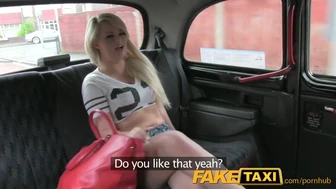 FakeTaxi - meisje in sneakers wil lul en krijgt het