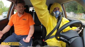 Falsk körskola - tjej sätter sig i bilen i en hazmatdräkt