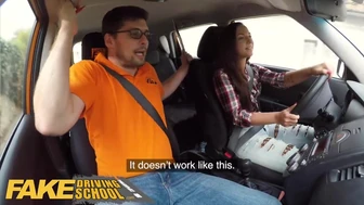 Valeajokoulu Kristy Musta ajaa villinä ja nai kovaa