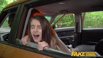 Fausse auto-école - une adolescente ne veut pas payer en liquide