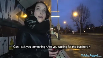 Agente pubblico - smettila di aspettare l'autobus e vieni con me