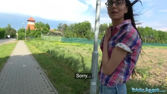 Agente pubblico - timida ragazza adolescente nel prato