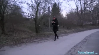 Public Agent - Alicia Wild pokazuje swoje cycki