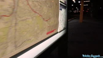 Openbaar agent - verloren meid op het station