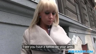 Agent publiczny - blondynka na klatce schodowej