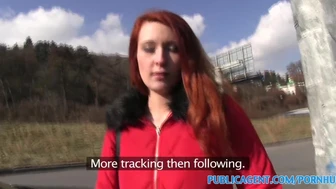 PublicAgent - seksowna czerwona dziewczyna w parku