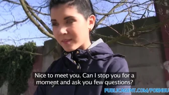 PublicAgent - bom sexy chick in het trappenhuis