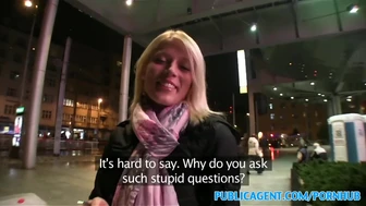 PublicAgent - blond chick opgepikt bij het benzinestation