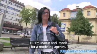 PublicAgent - Τσέχικη Milf γκόμενα με ωραίο μουνί