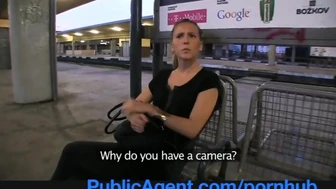 PublicAgent - fată tristă care așteaptă un tren