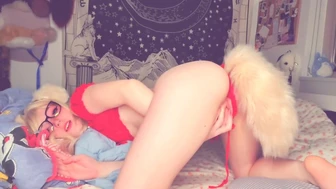 Blondínka dospievajúci v masturbácii kostýmov