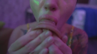 Russisk Tattooed Chick Deep Throat Blowjob