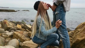 Vaalea tyttöystävä rannalla on syvältä