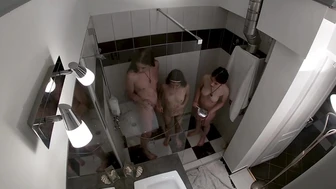 Duchas a três de bonecas