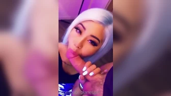 lennukitüdruk imeb oma poiss-sõbra maha