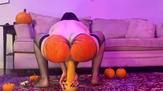 BadDragonSlayer sitter i en enorm dildo