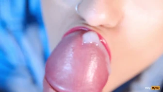 Une adolescente lèche une bite jusqu'à l'éjaculation