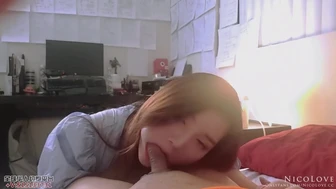 Asiatisk kjæreste suger kuk