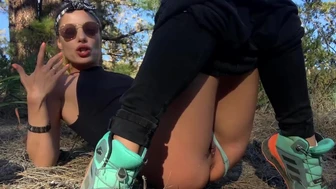 LaraJuicy - Sexig vandringsflicka som onanerar