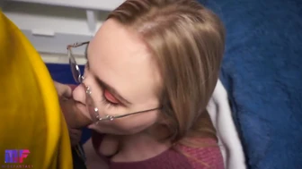 La petite copine à forte poitrine sucée et baisée